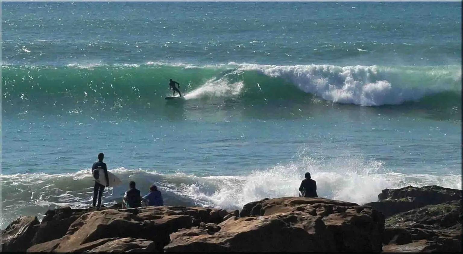 surfeurs sur une vague dans l'un des spots de surf du maroc