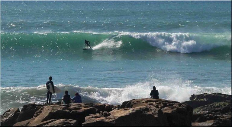 surfeurs sur une vague dans l'un des spots de surf du maroc