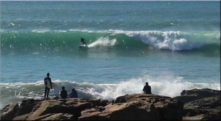 surfeurs sur une vague dans l'un des spots de surf du maroc