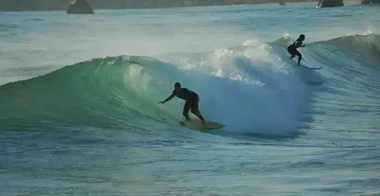 surfeurs sur une vague d'un des spots de surf du portugal