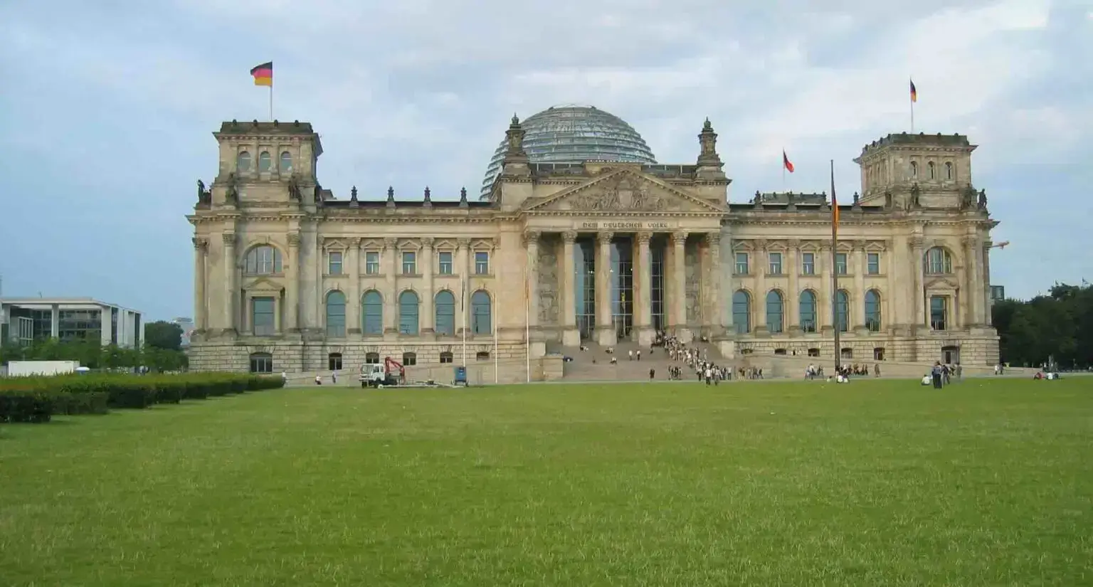 facade du reichstag à berlin dans les monuments à visiter