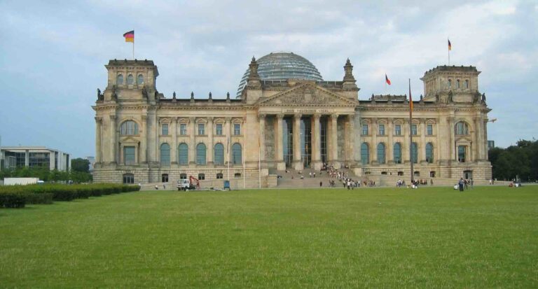 facade du reichstag à berlin dans les monuments à visiter