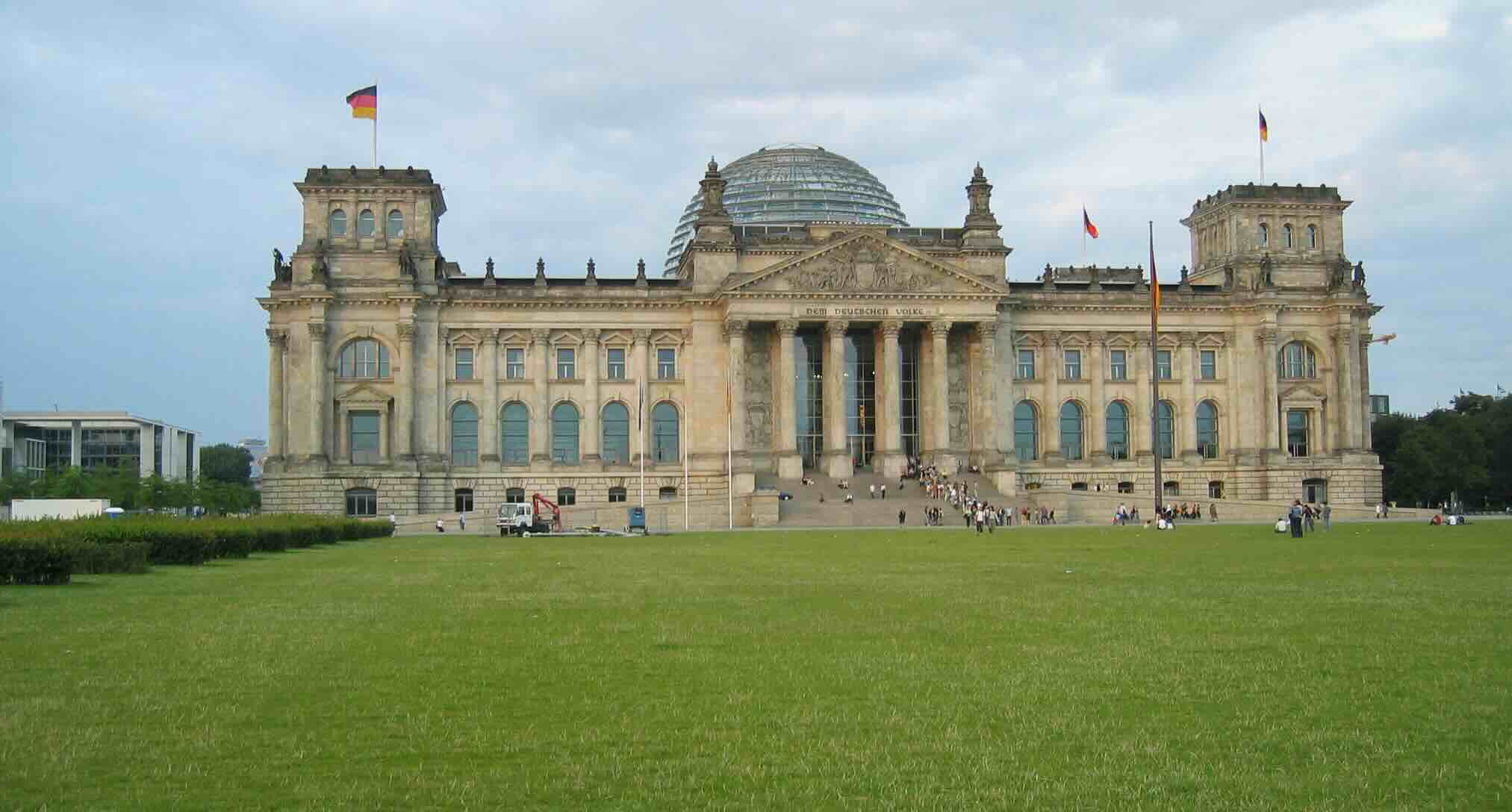 facade du reichstag à berlin dans les monuments à visiter