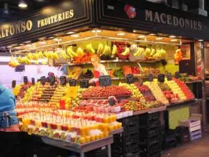 stand de fruits au mrché de la boqueria our une visite en famille de Barcelone