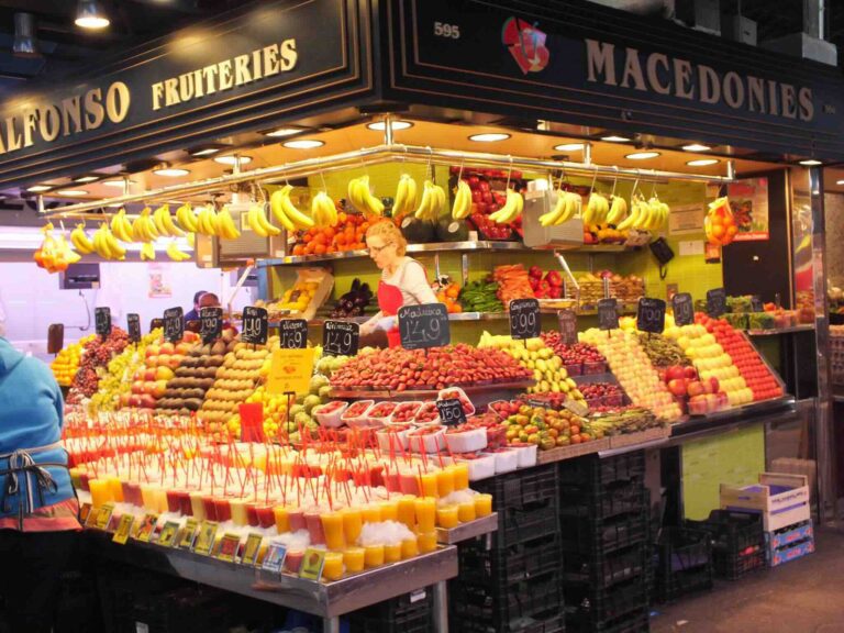 stand de fruits au mrché de la boqueria our une visite en famille de Barcelone