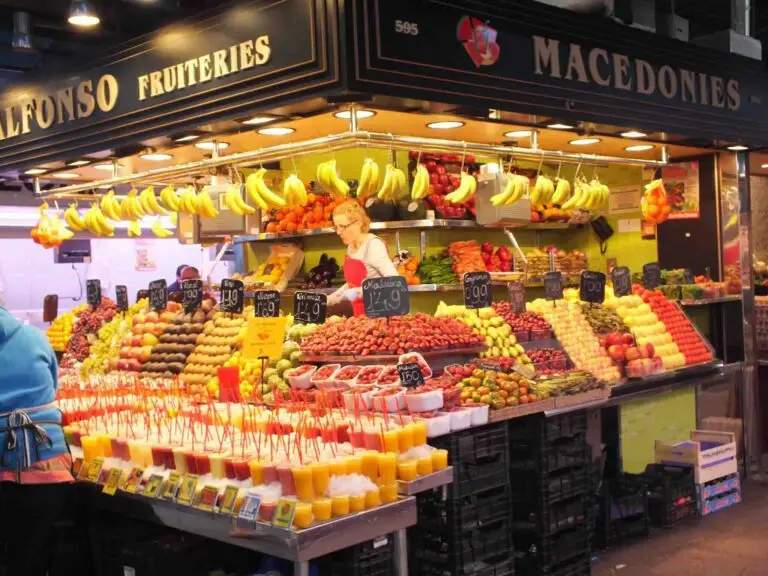 stand de fruits au mrché de la boqueria our une visite en famille de Barcelone