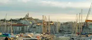 vue du vieux port de Marseille et notre dame de la garde