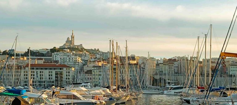 vue du vieux port de Marseille et notre dame de la garde