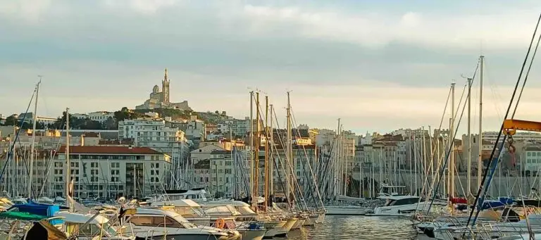 vue du vieux port de Marseille et notre dame de la garde