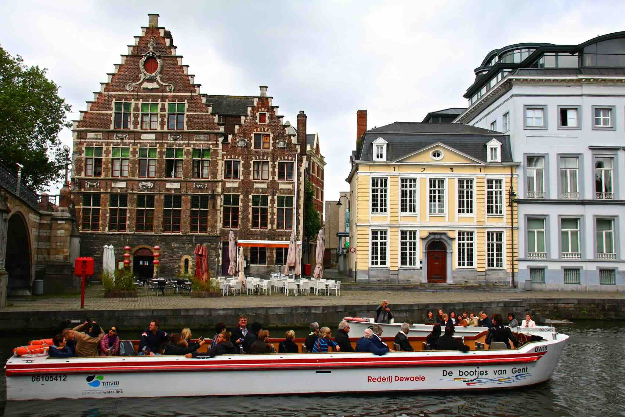 bateau qui passe sur un canal à Gant