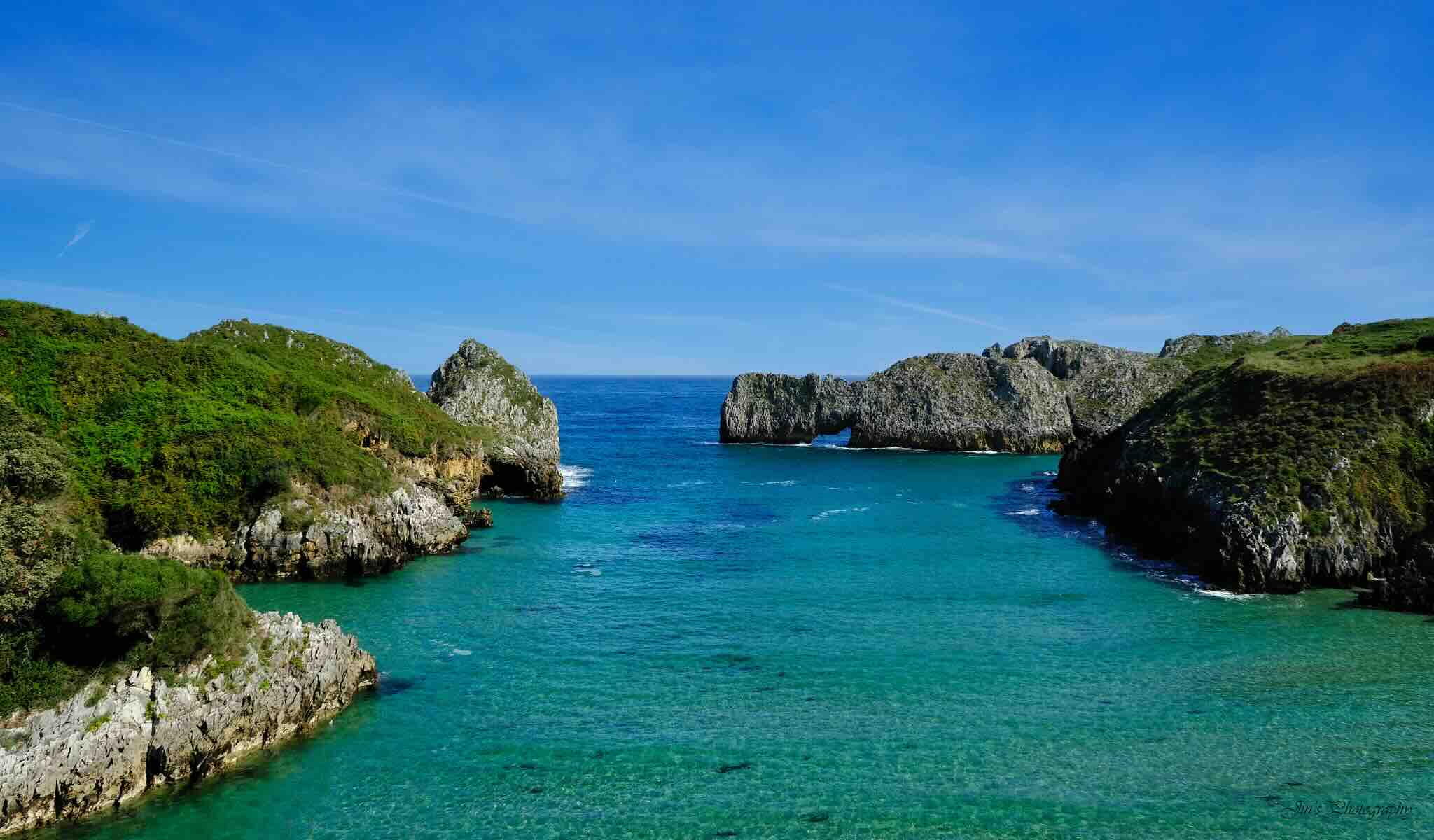 jolie petite crique ensoleillée en Espagne