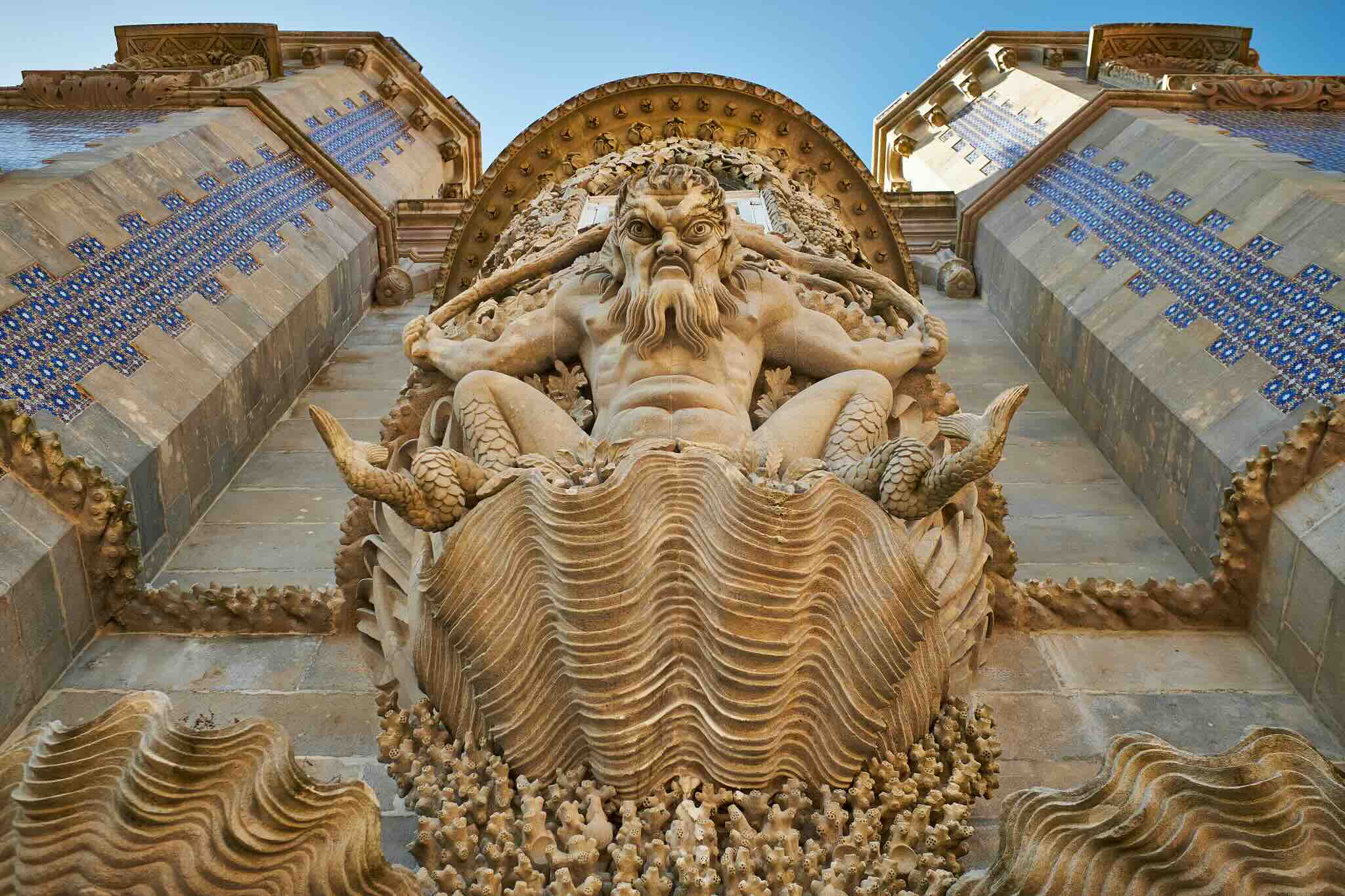 Façade de Lisbonne avec des statues