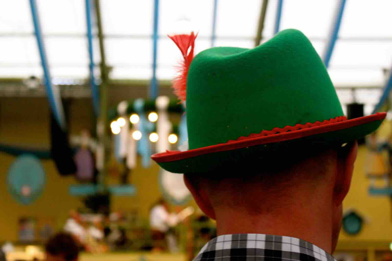 homme portant un chapeau bavarois