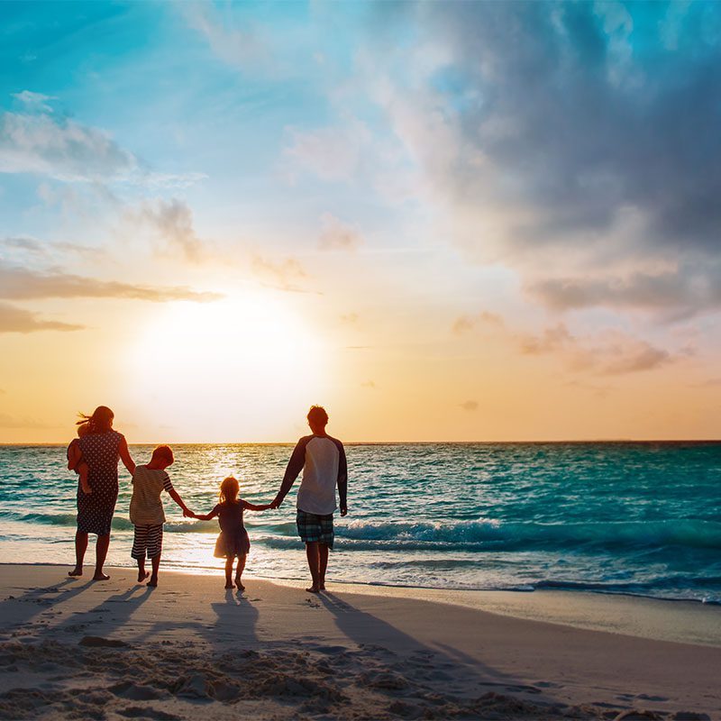 Famille au bord de la mer pour un voyage ressourçant