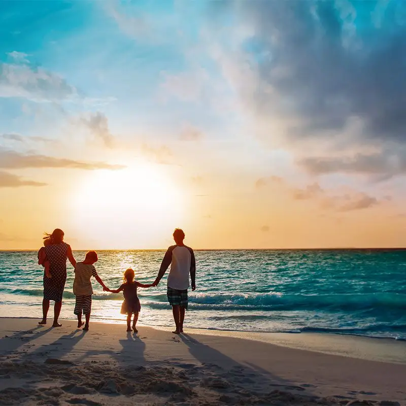Famille au bord de la mer pour un voyage ressourçant