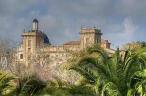 Bâtiment et verdure à Valence