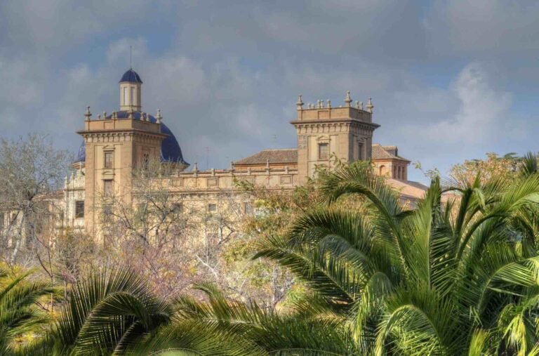 Bâtiment et verdure à Valence