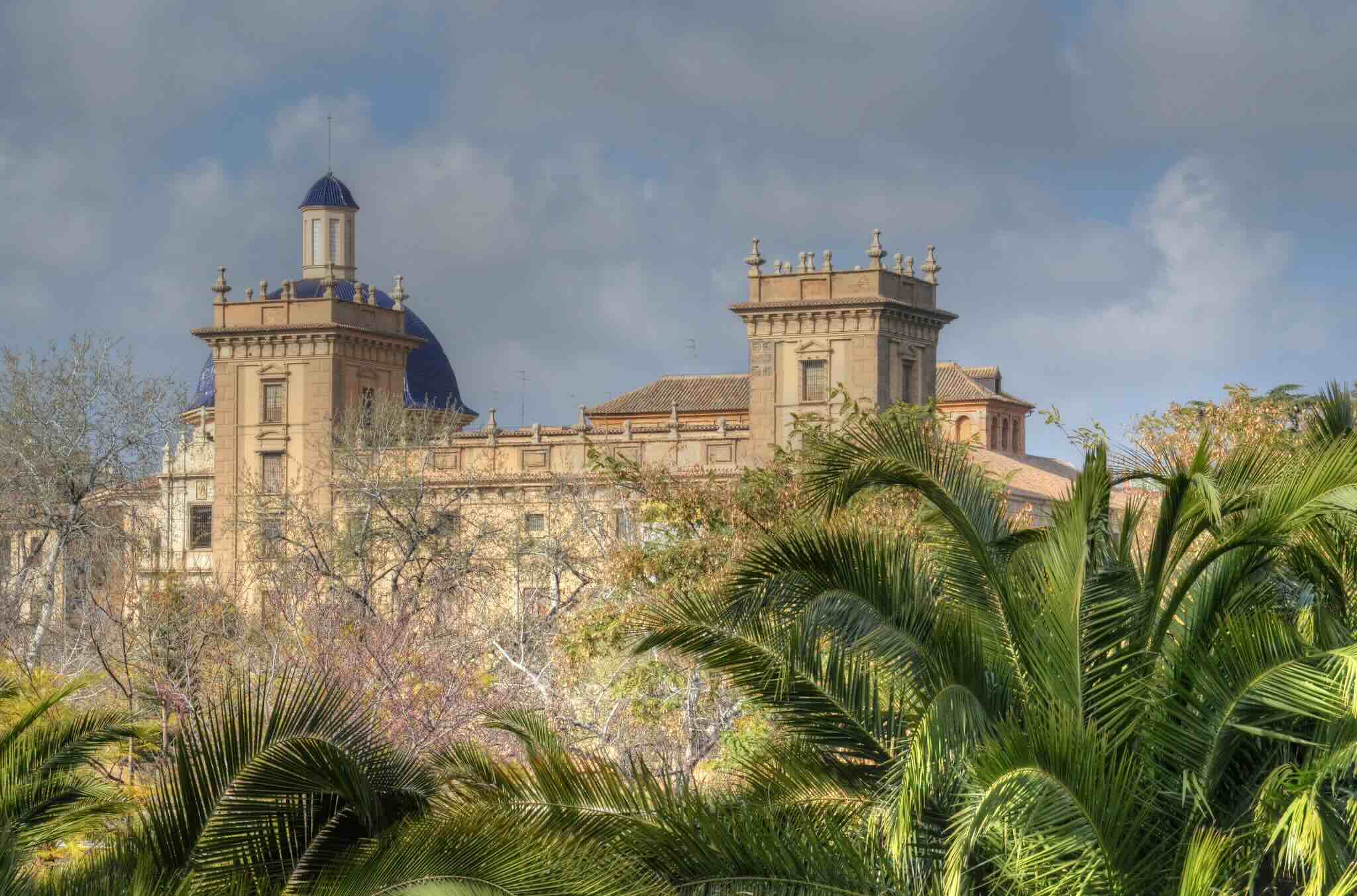 Bâtiment et verdure à Valence