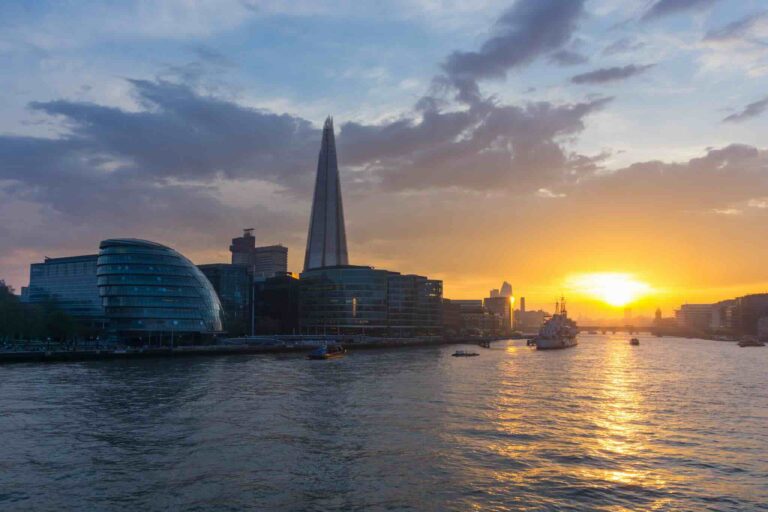 coucher de soleil sur la tamise à Londres