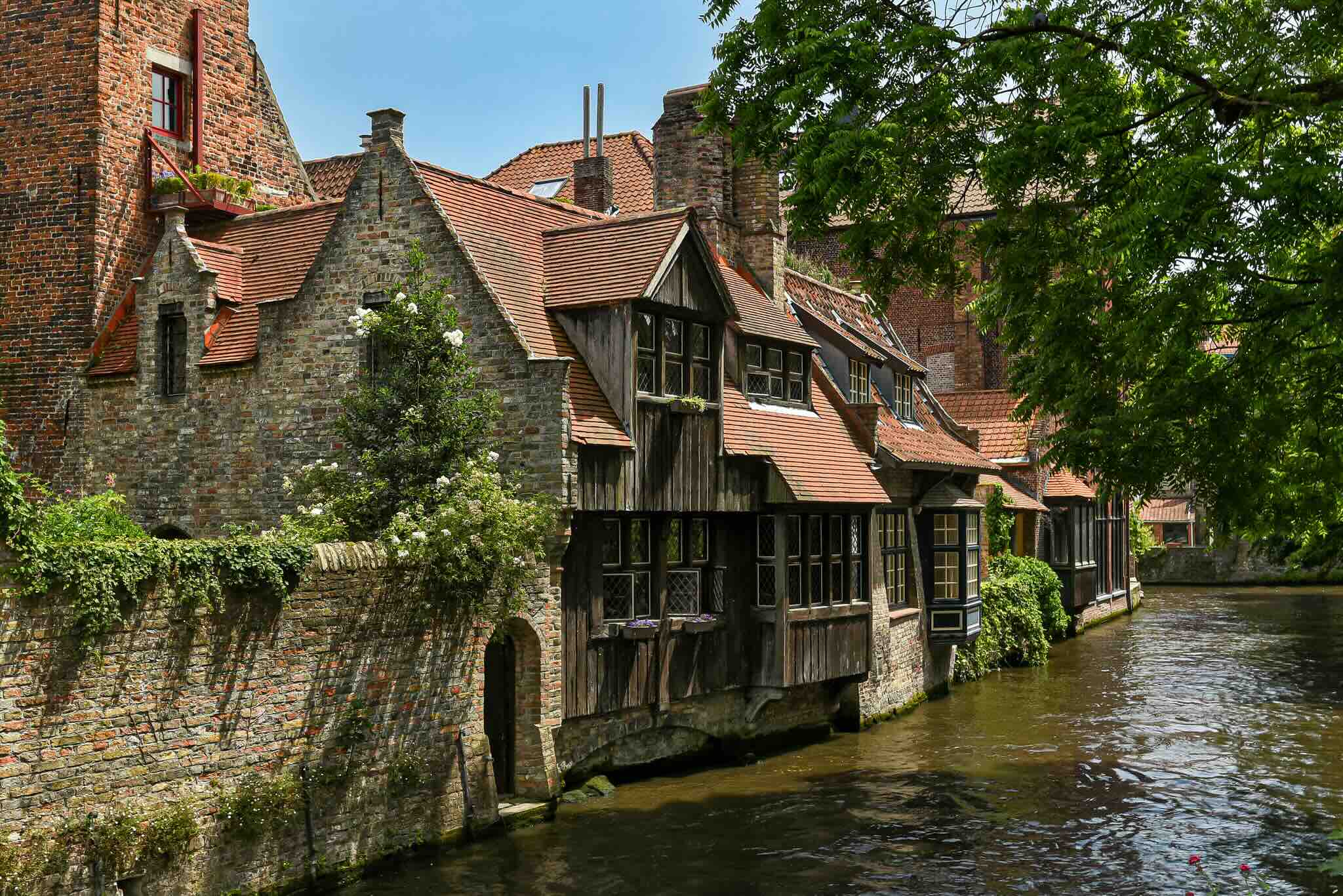Auberge le long d'une rivière en Belgique