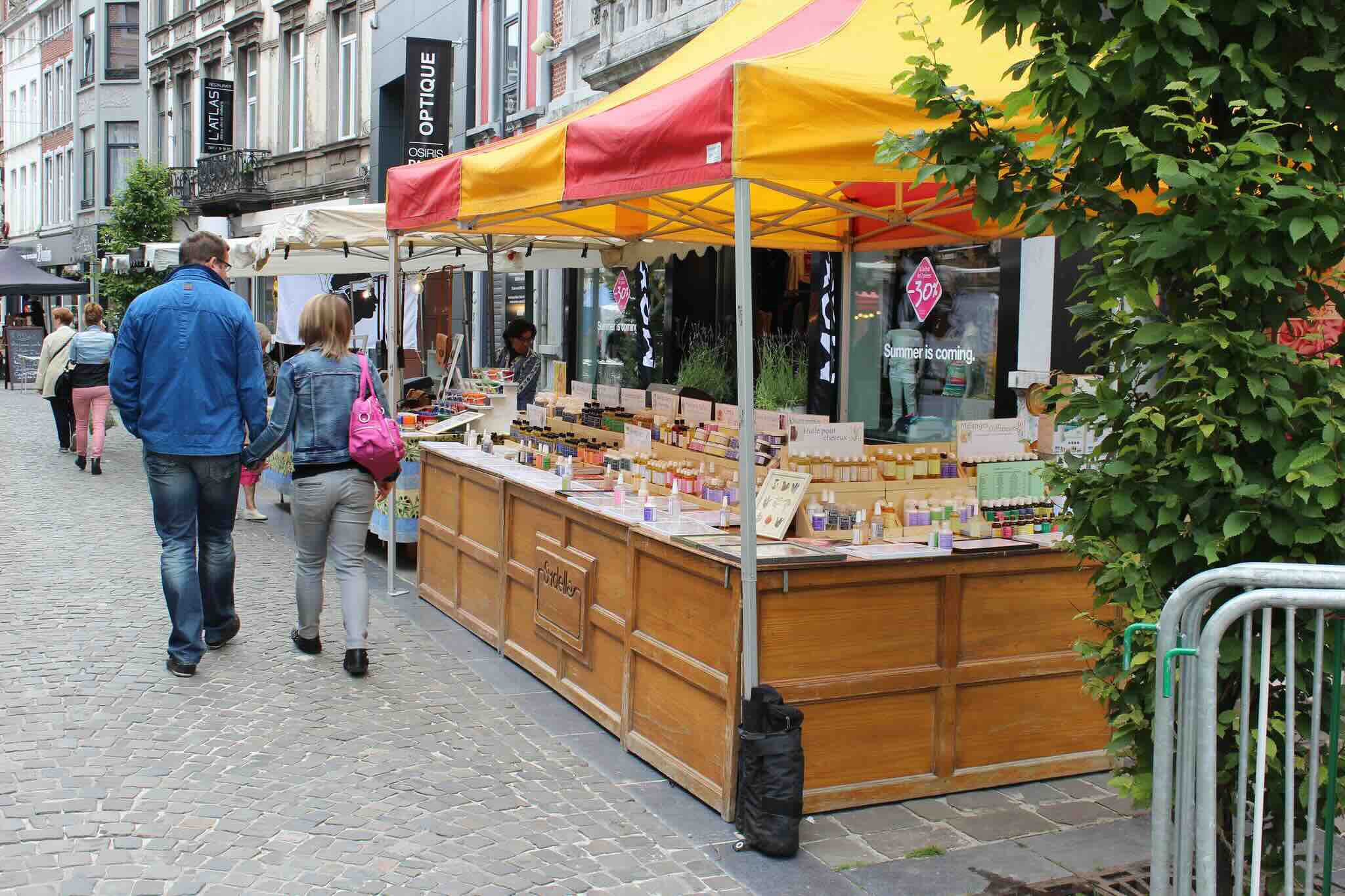 Stand d'un marché dans le sud de la france