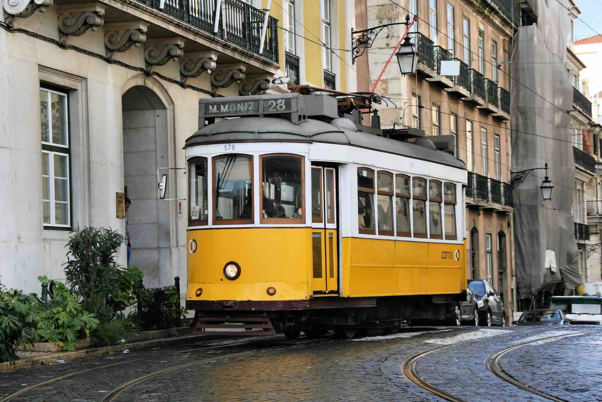 Célèbre tram jaune de Lisbonne