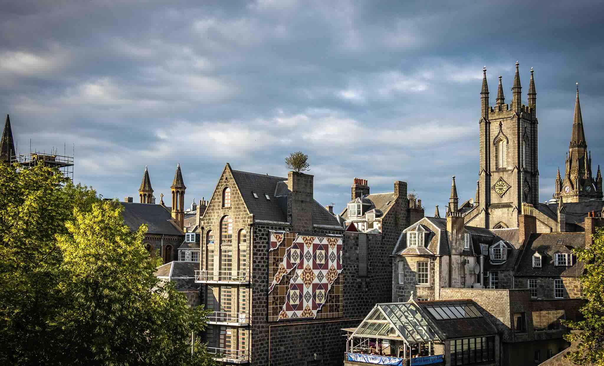 Monuments gris à Aberdeen sous un ciel menaçant