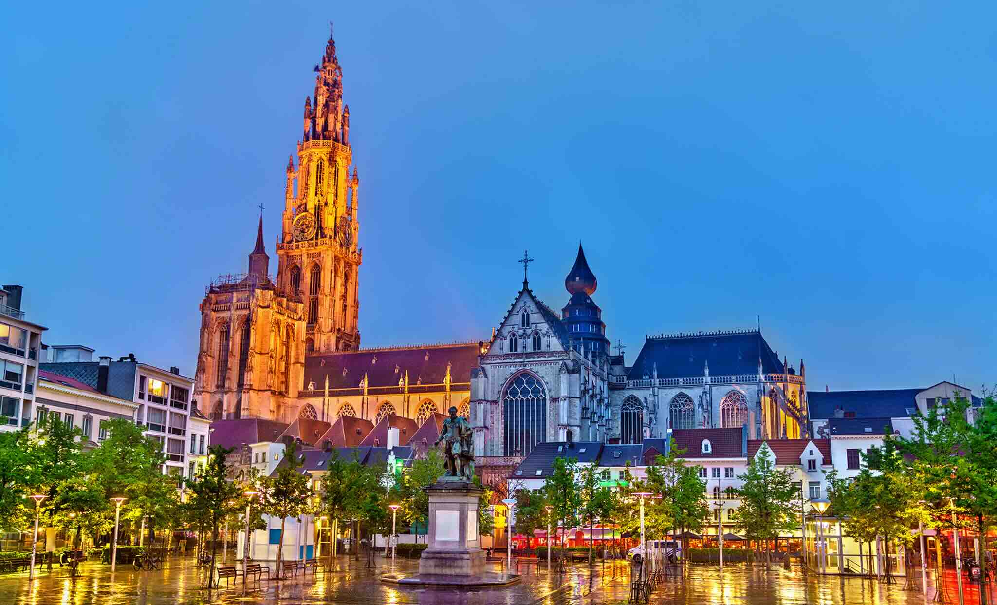 Vue de la cathédrale d'Anvers à la tomber de la nuit