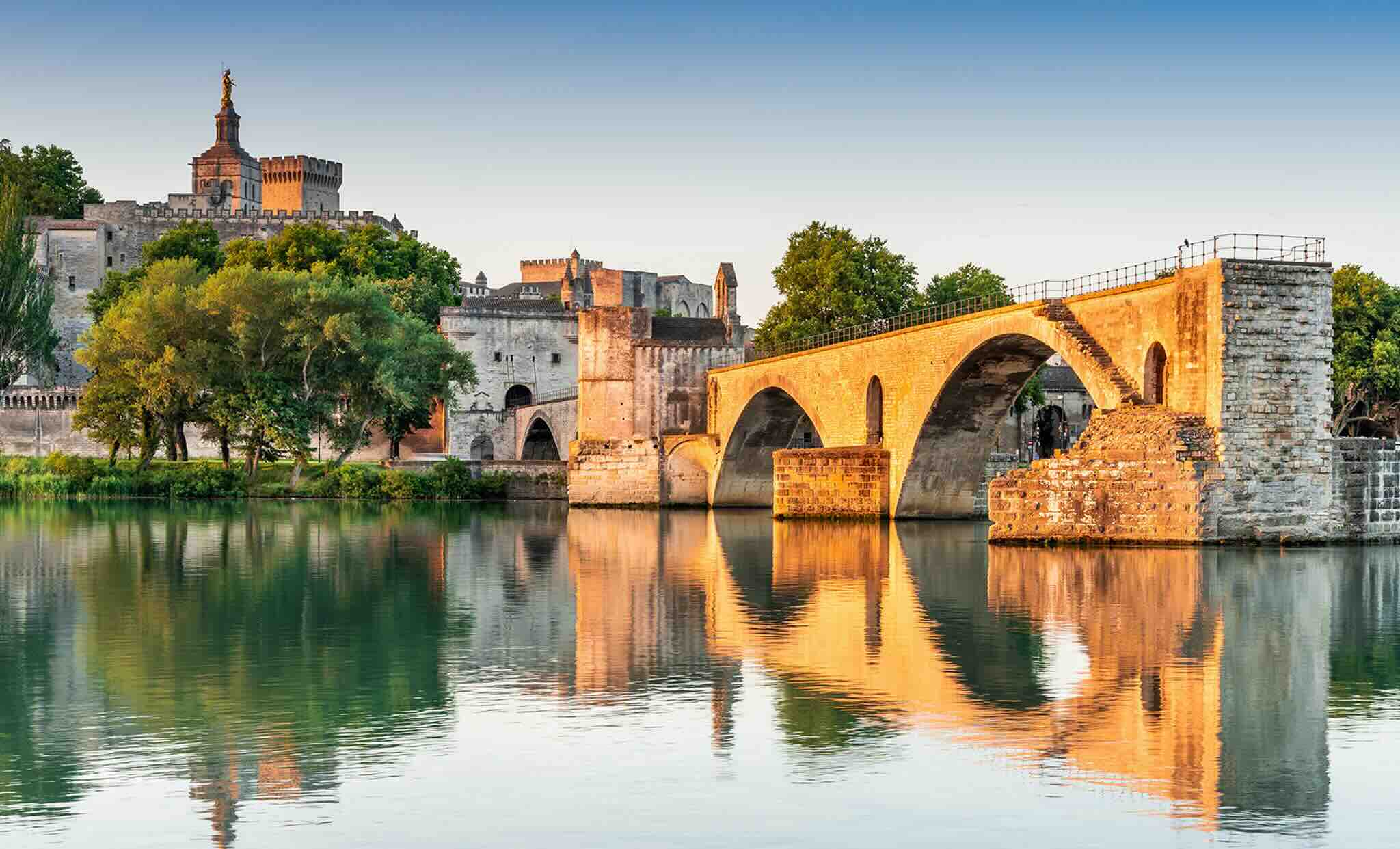 Célèbre pont en Avignon et le Palais des Papes