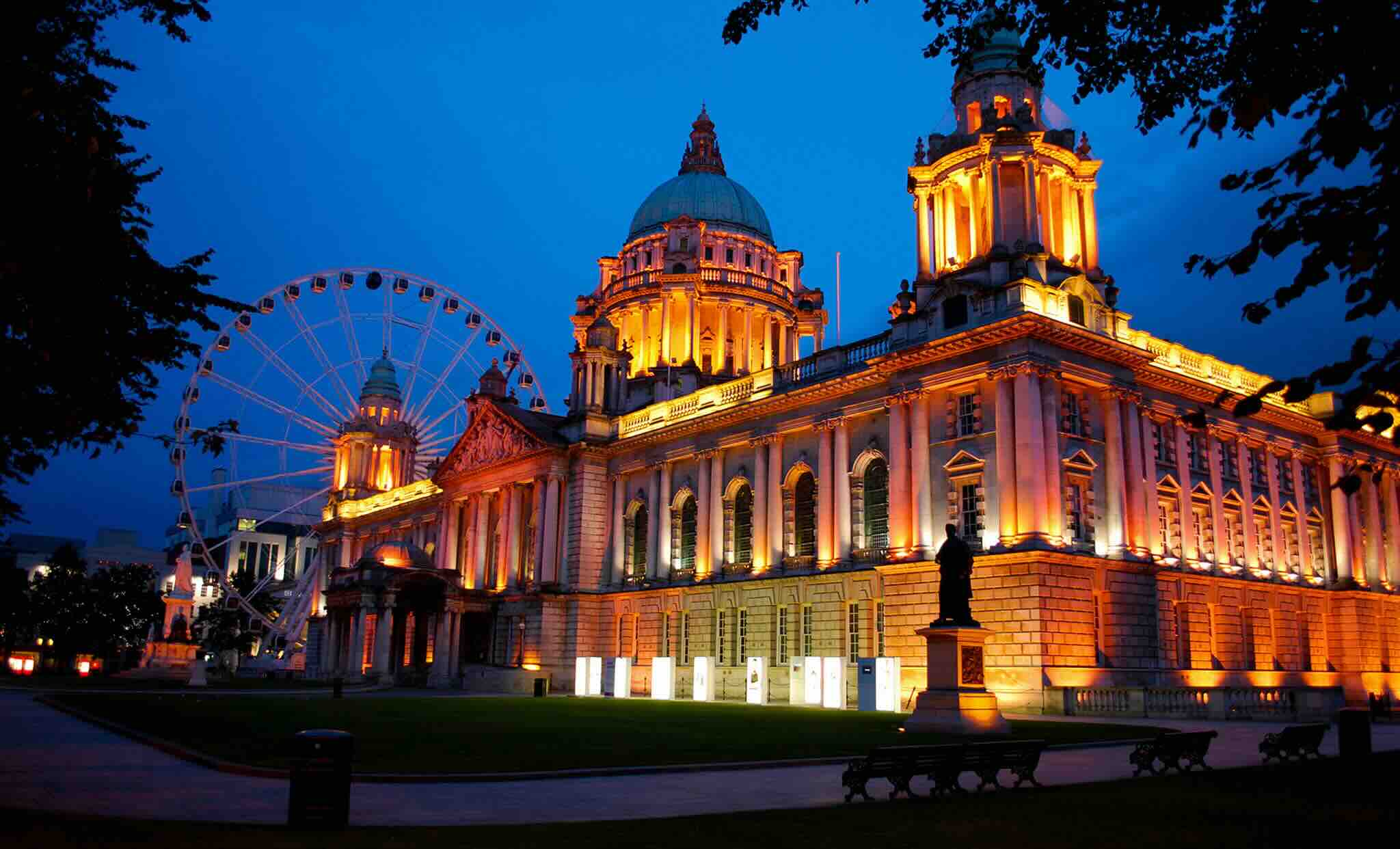 Monuments éclairé la nuit à Belfast