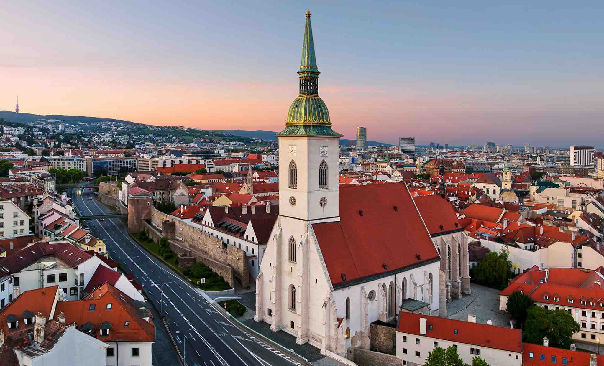 Eglise et vue panoramique de Bratislava