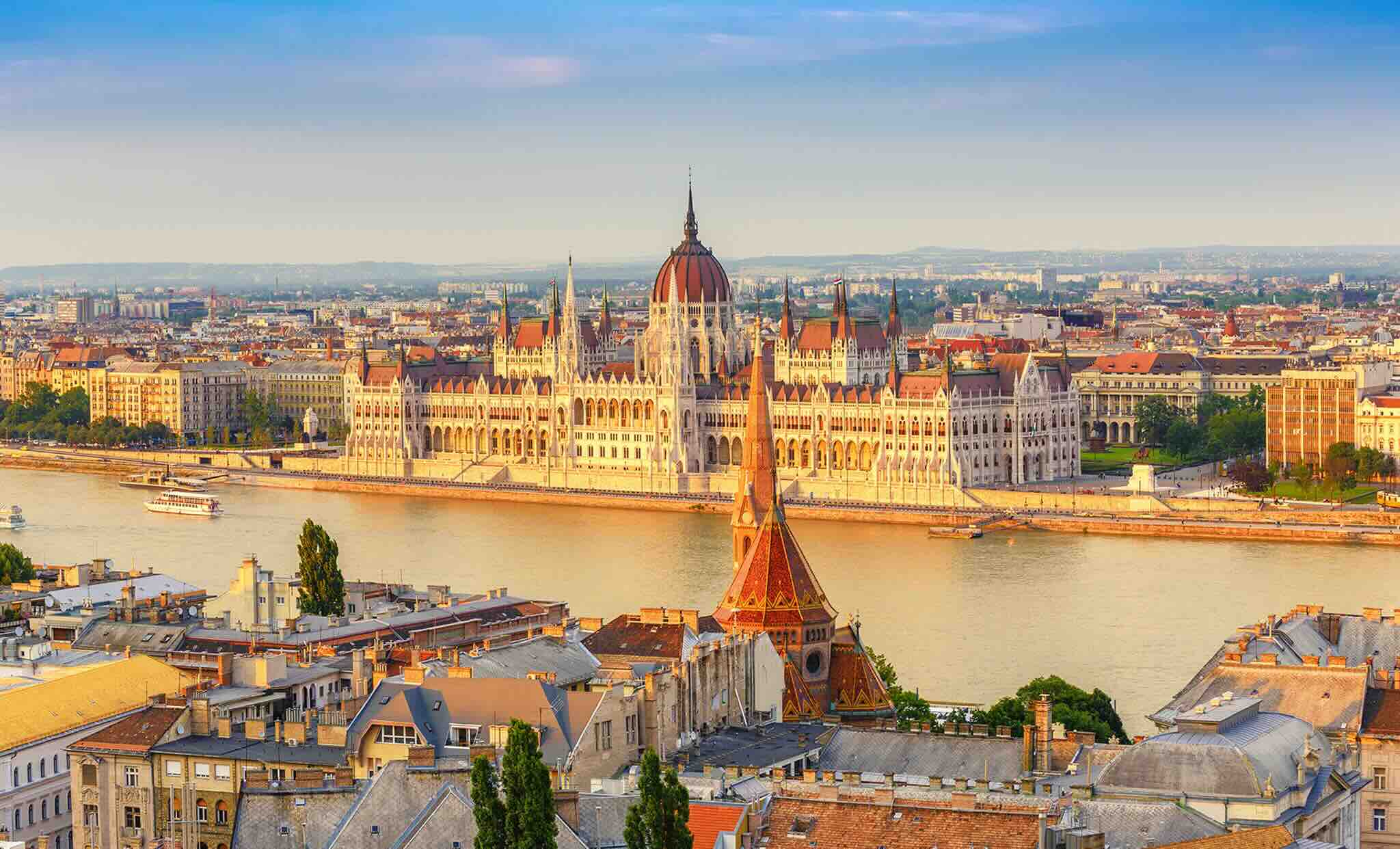Vue sur le parlement à Budapest