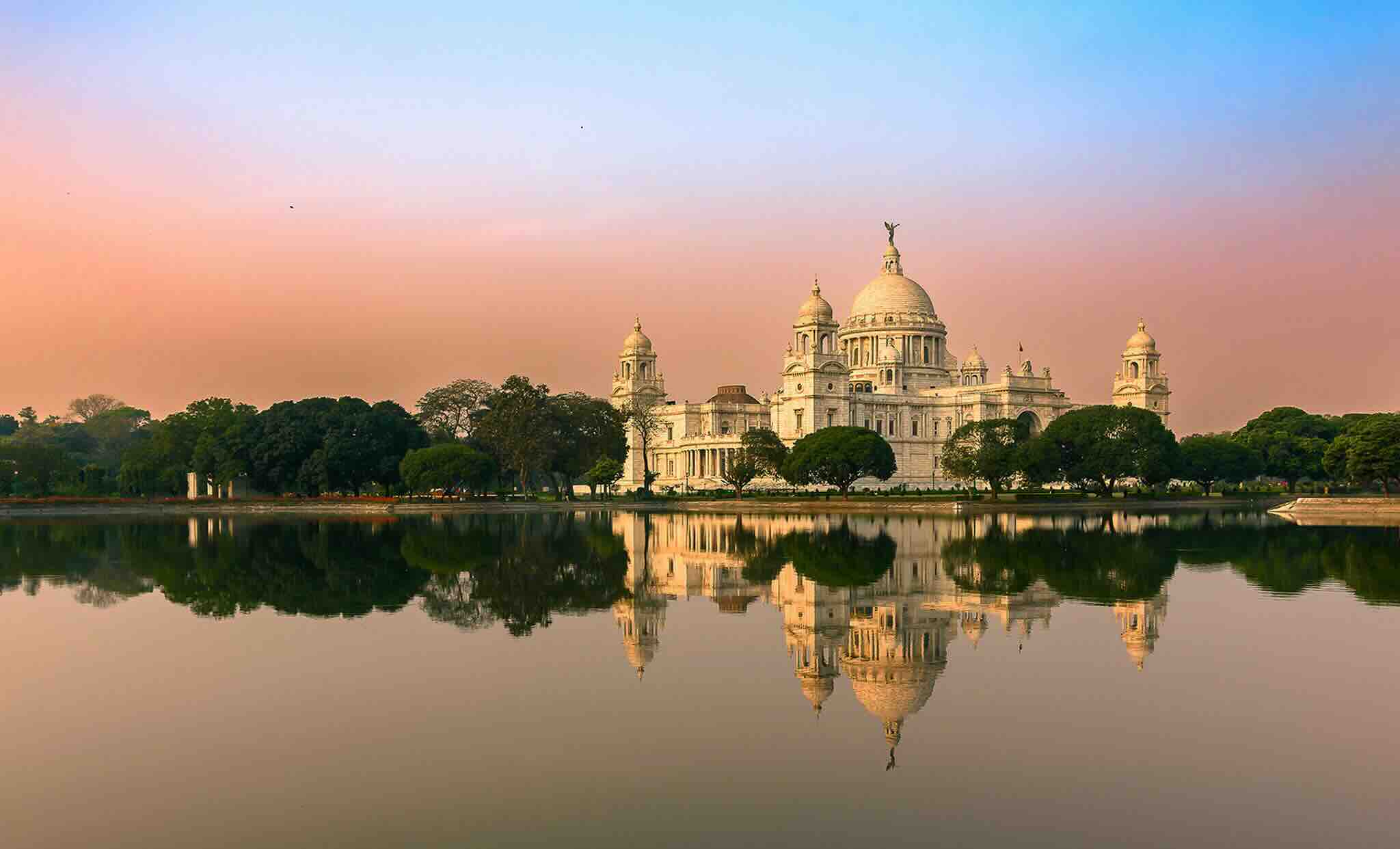 Monument important à Calcutta sous un ciel rose