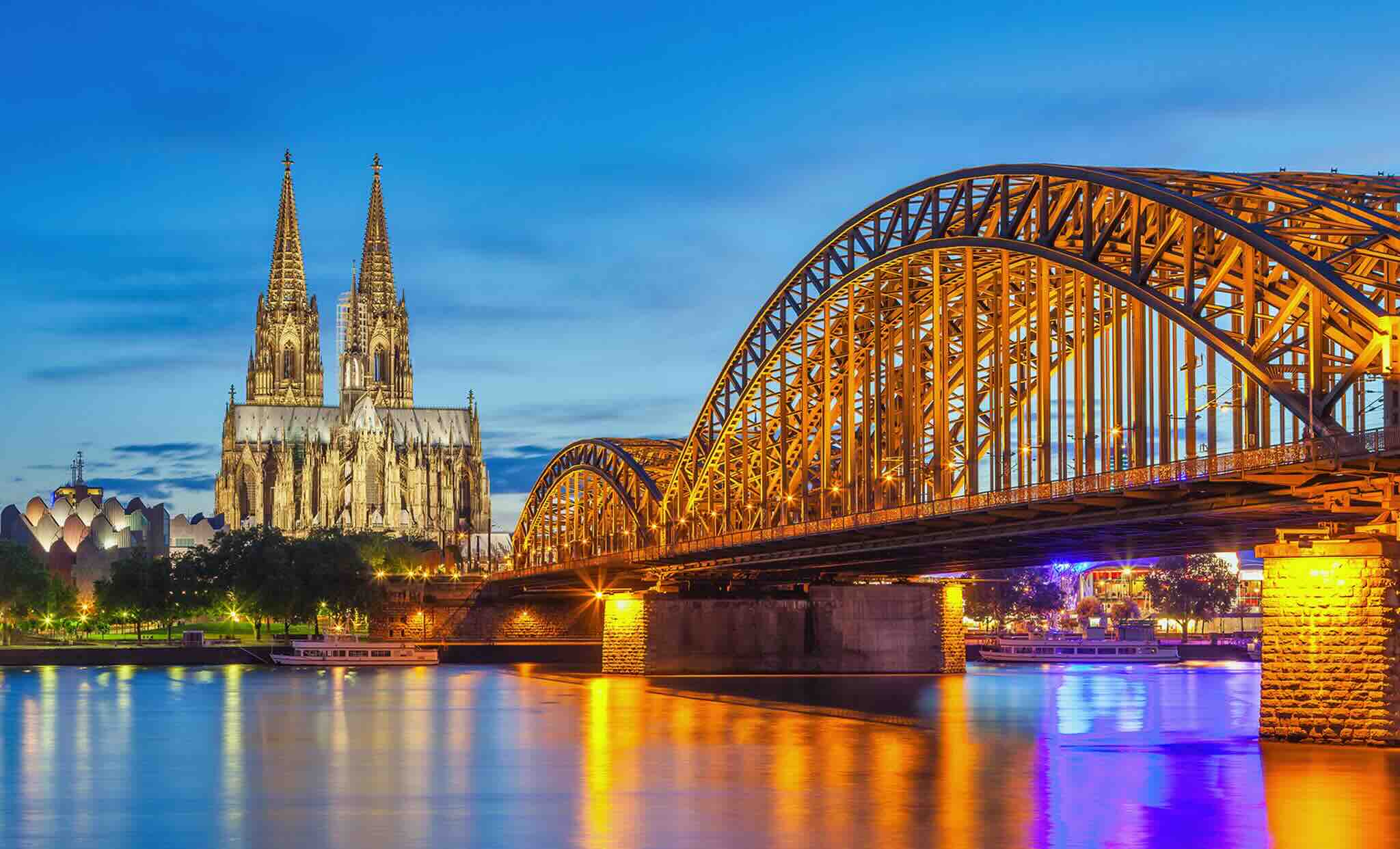 Pont et église de Cologne à la tombée de la nuit