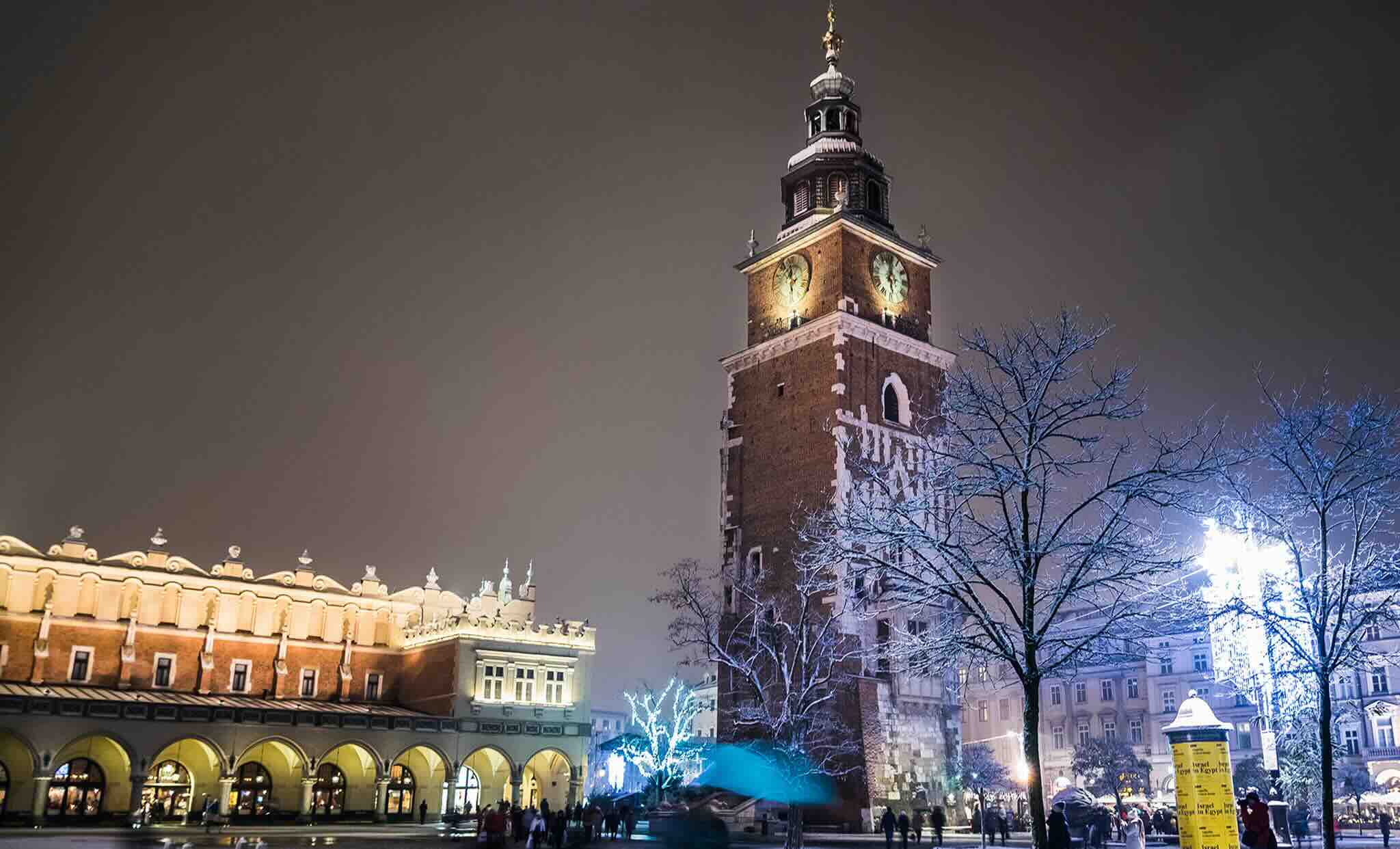 Clocher de nuit à Cracovie