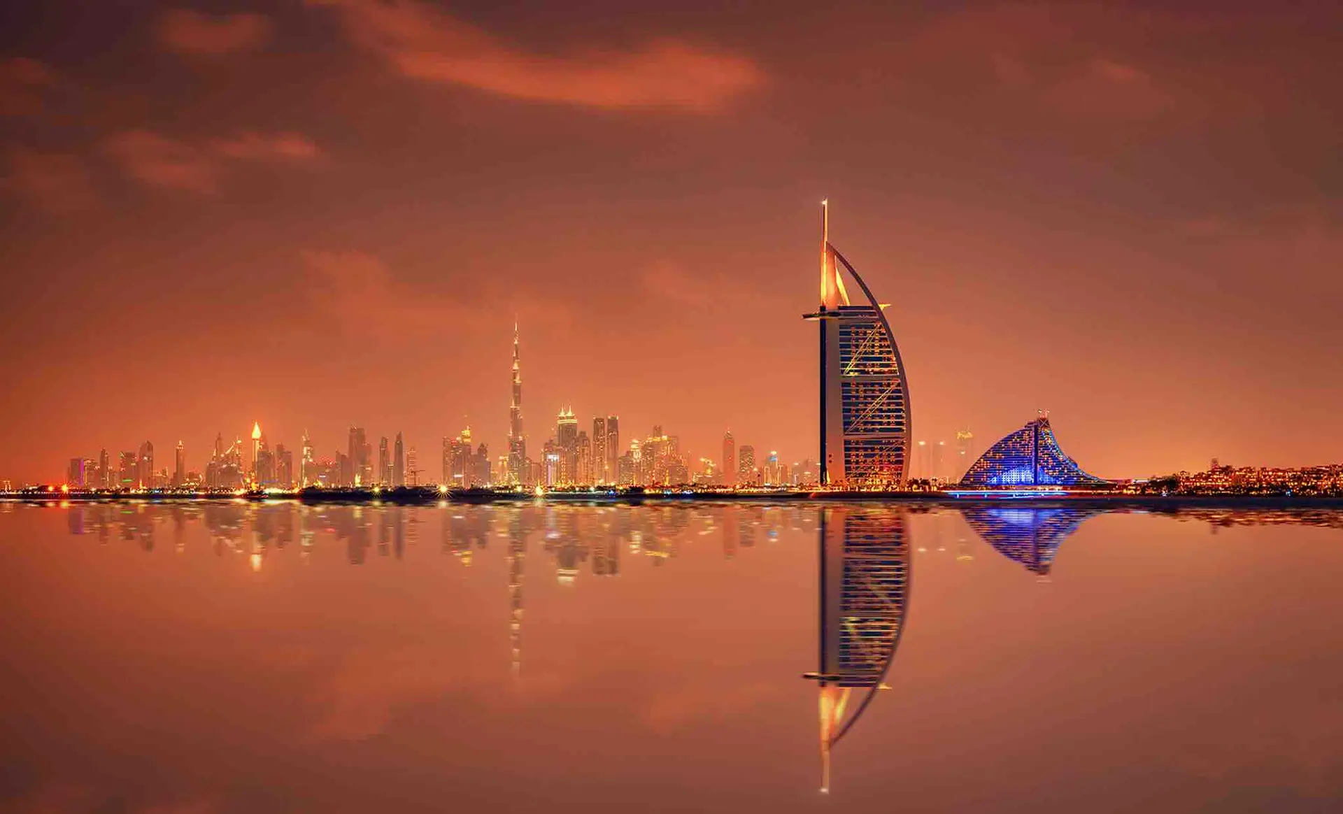 Skyline de Dubai sous un ciel orange