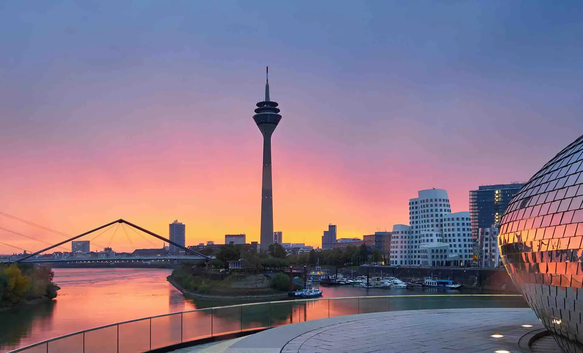 Skyline de Dusseldorf à l'heure dorée