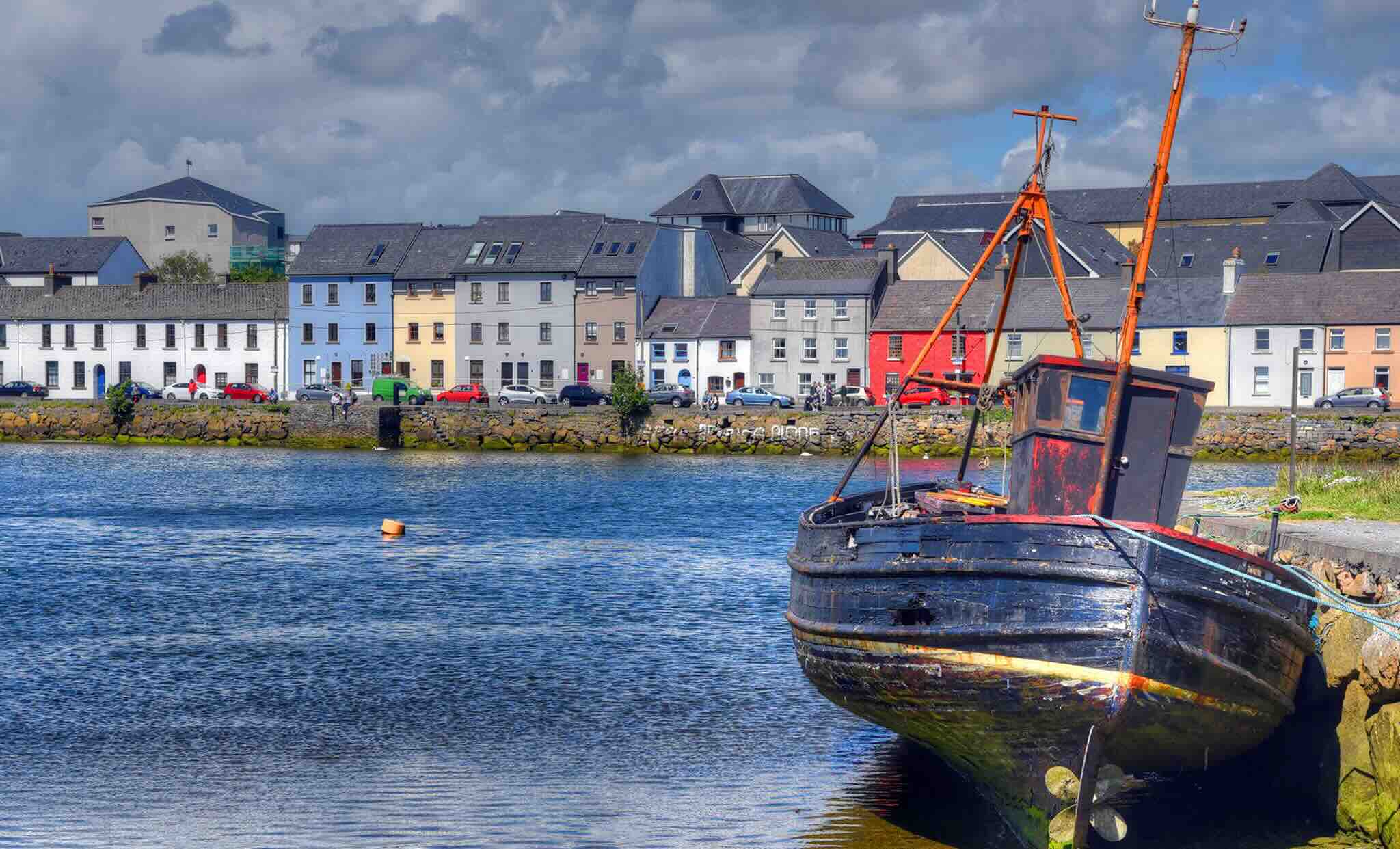 bateau et maisons à Galway