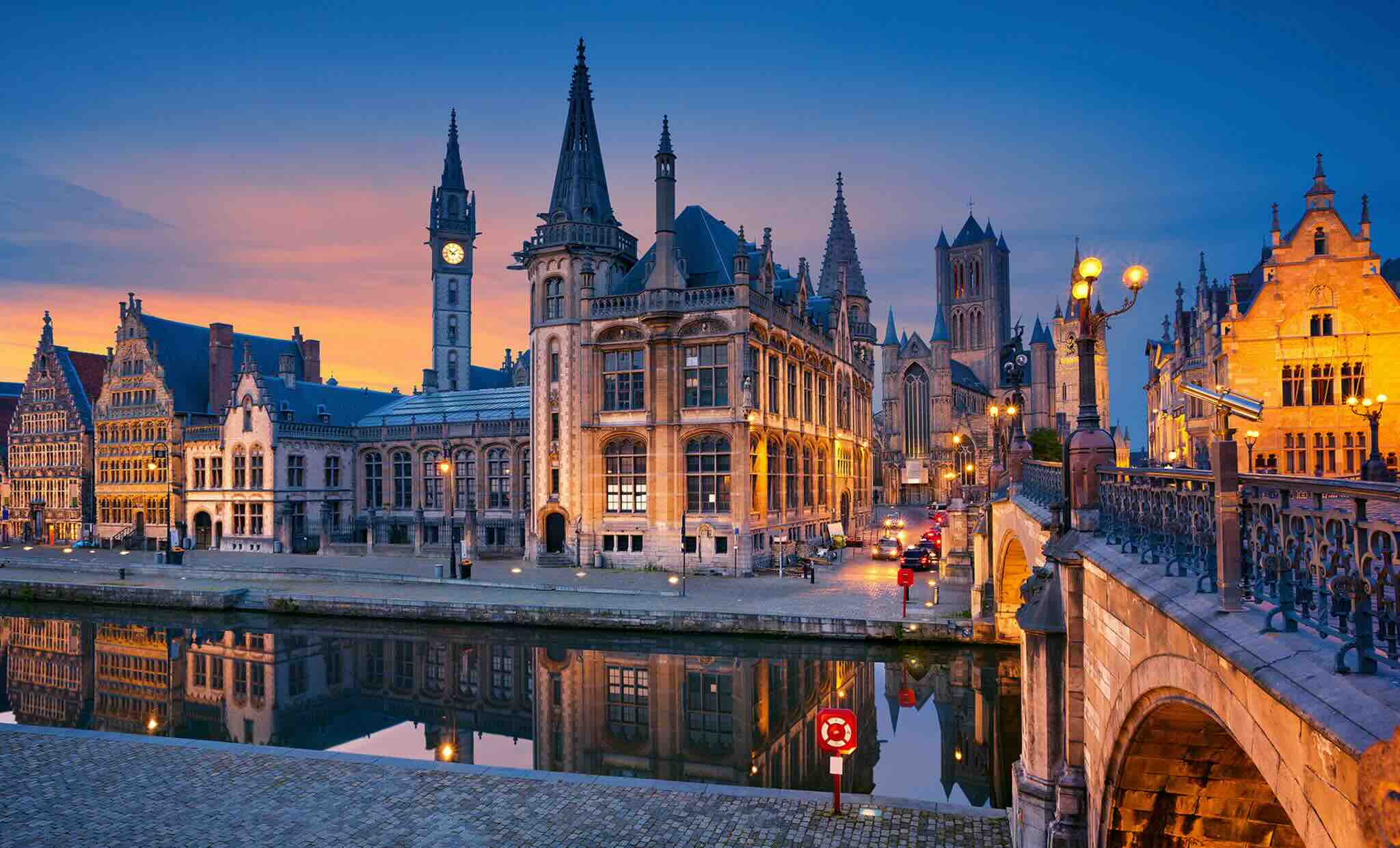 Joli monuments à la tombée de la nuit à Gand