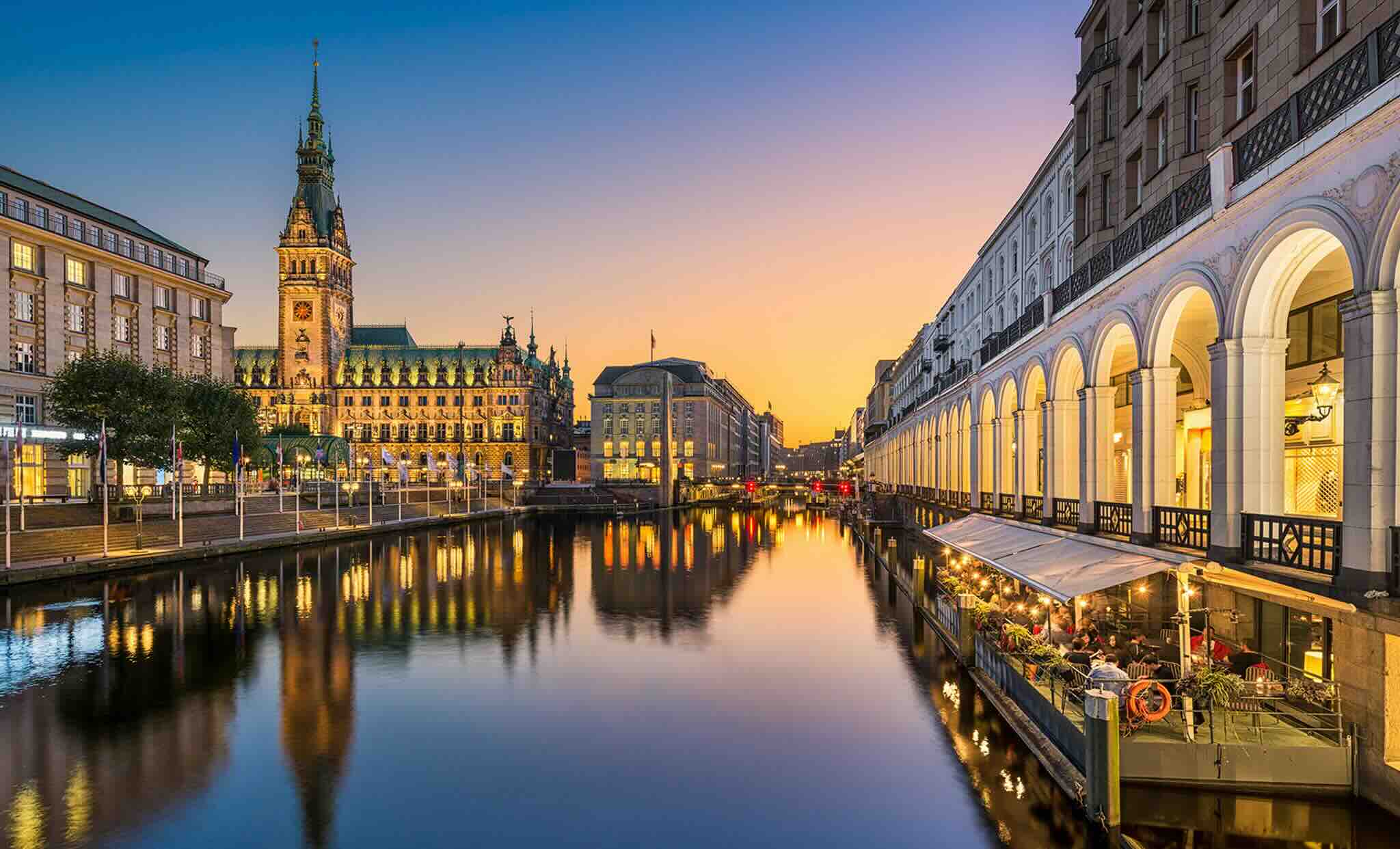 Vue de la rivière à Hambourg en fin de journée