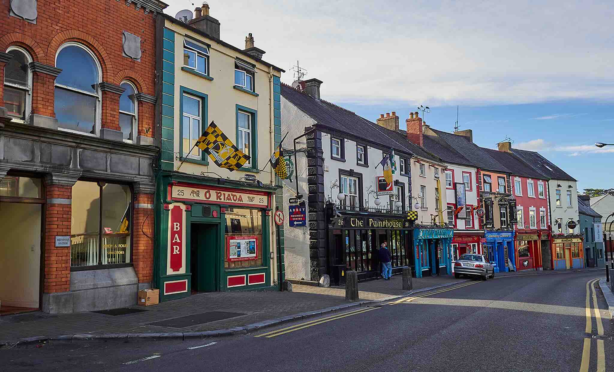 Magasins colorés dans la une rue de Kilkenny
