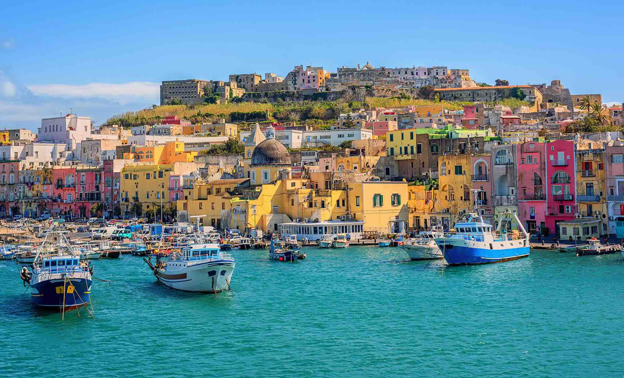 Vue de Naples, son port et ses maisons colorées