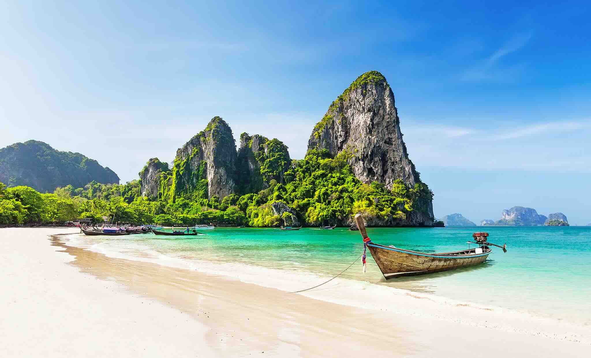 Plage, colline et bateau de Phuket