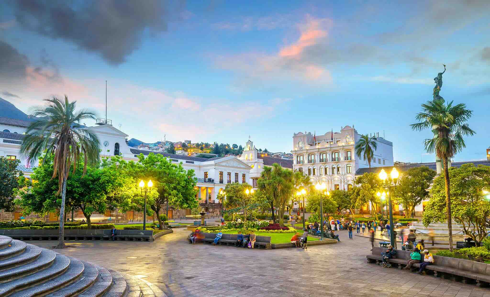 Place de Quito à la tombée de la nuit