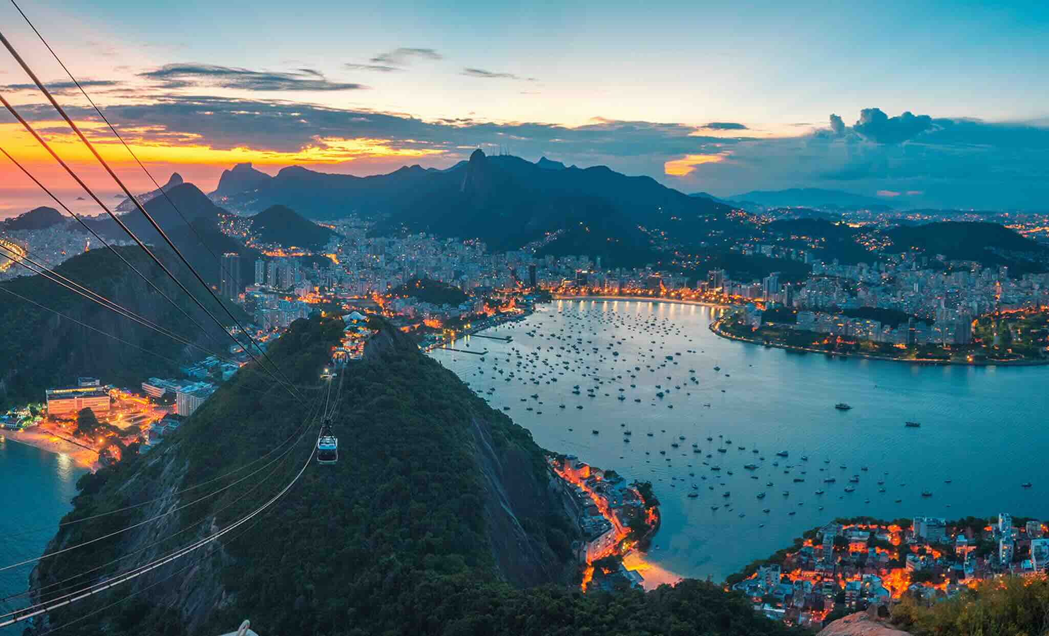 Vue aérienne sur toute la ville de Rio de Janeiro à la tombée de la nuit