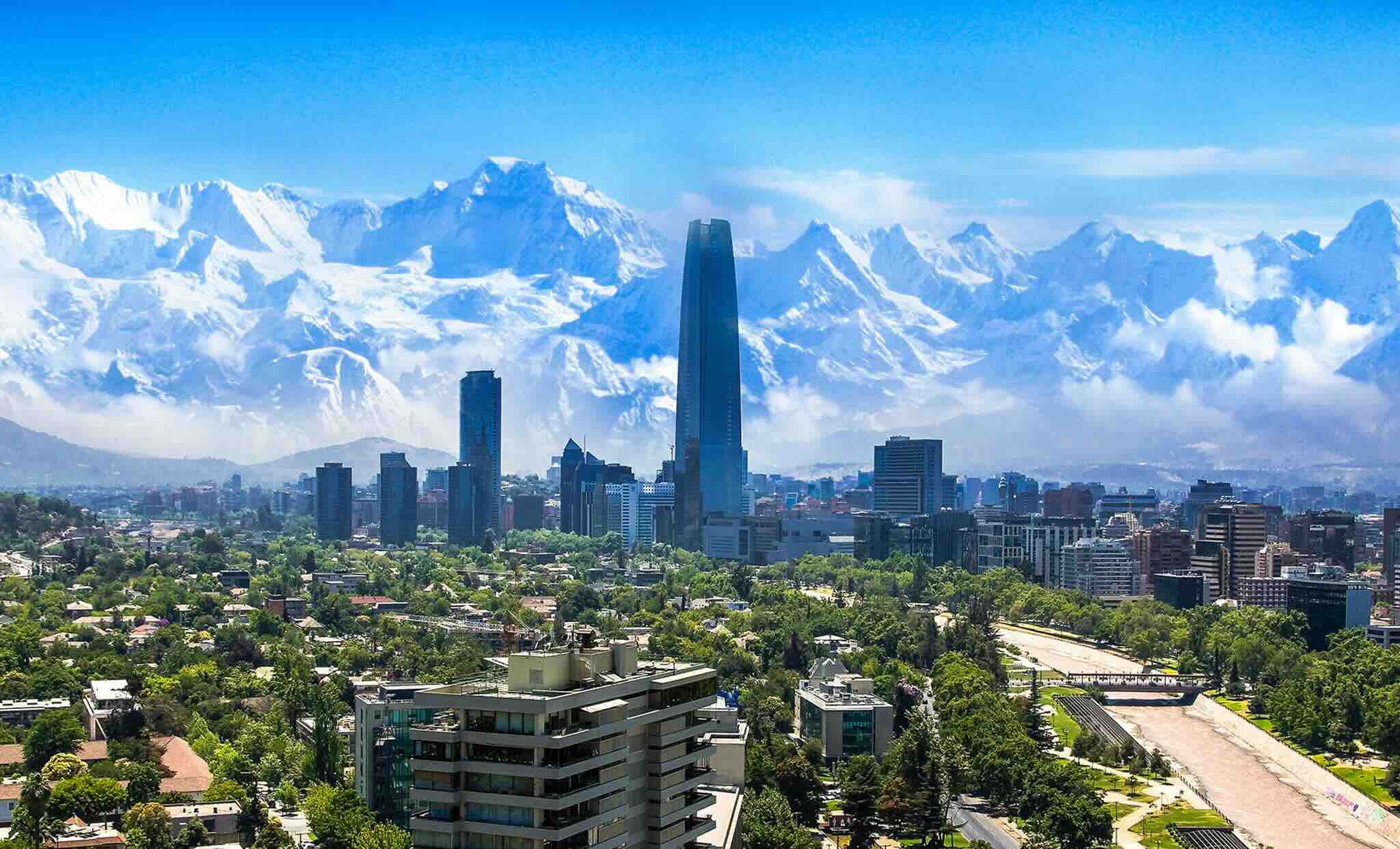 Gratte ciel devant les montagnes de Santiago du Chili