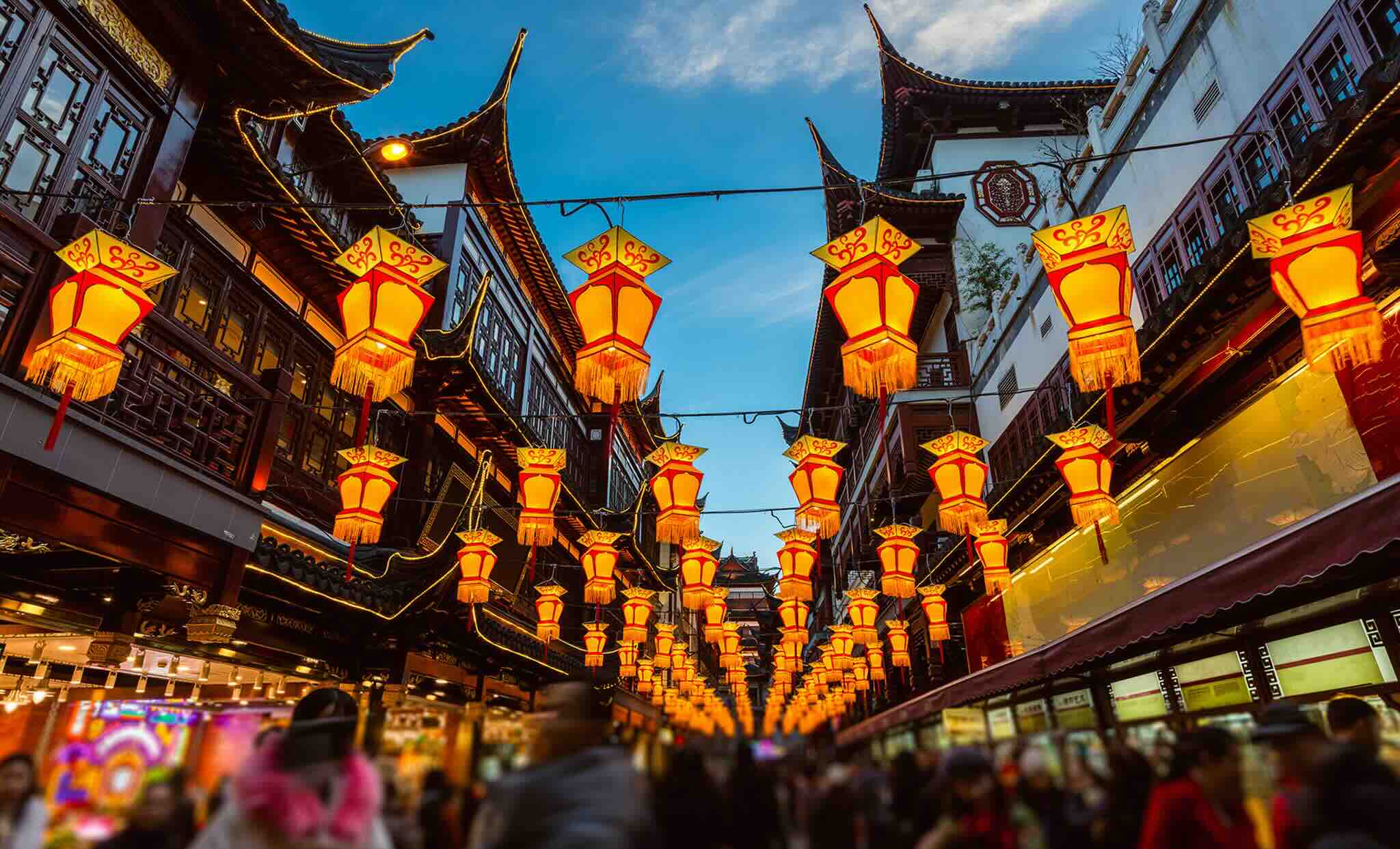 Lanternes dans une rue traditionnelle de Shanghai