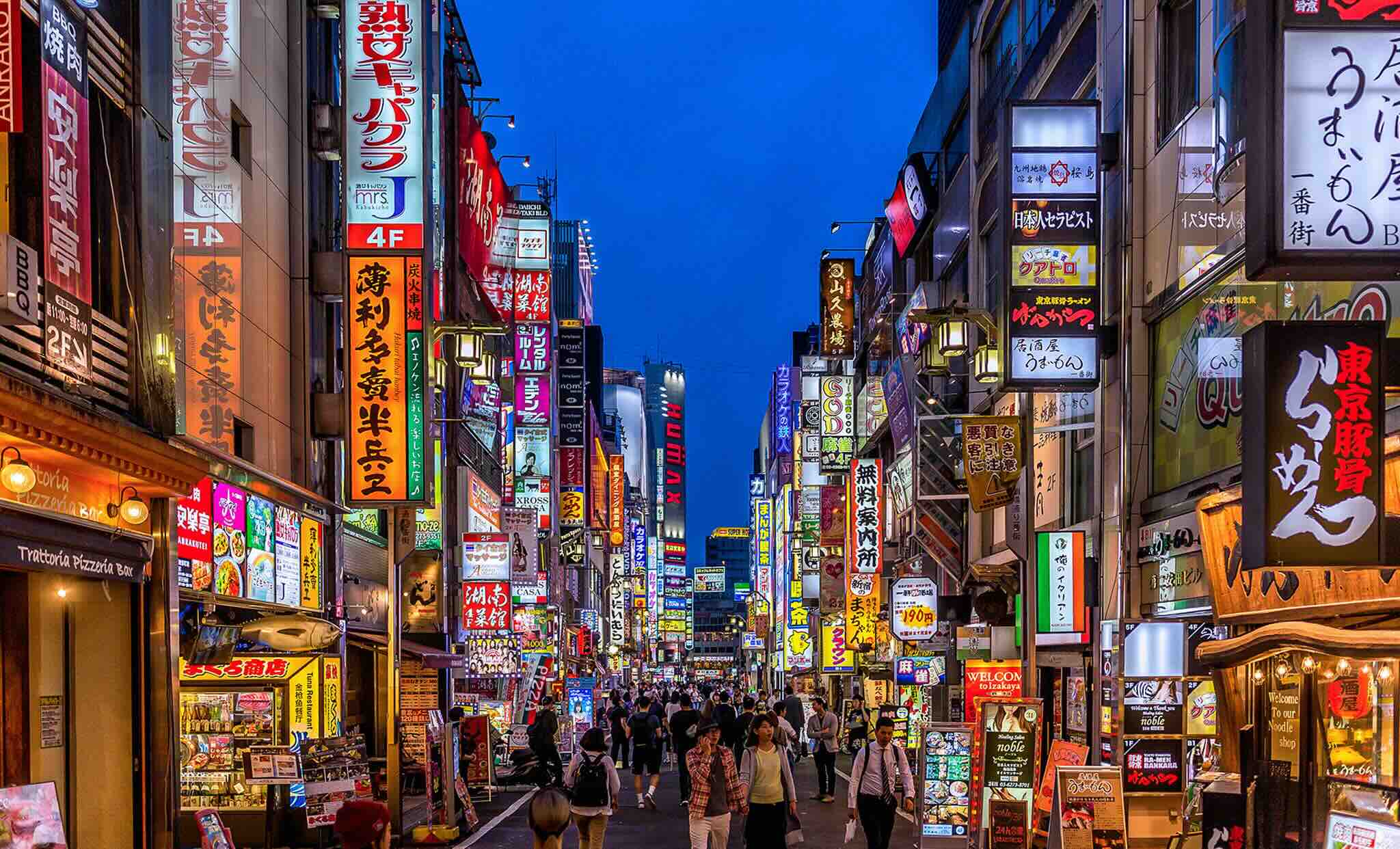 Rue pleine de néons à Tokyo