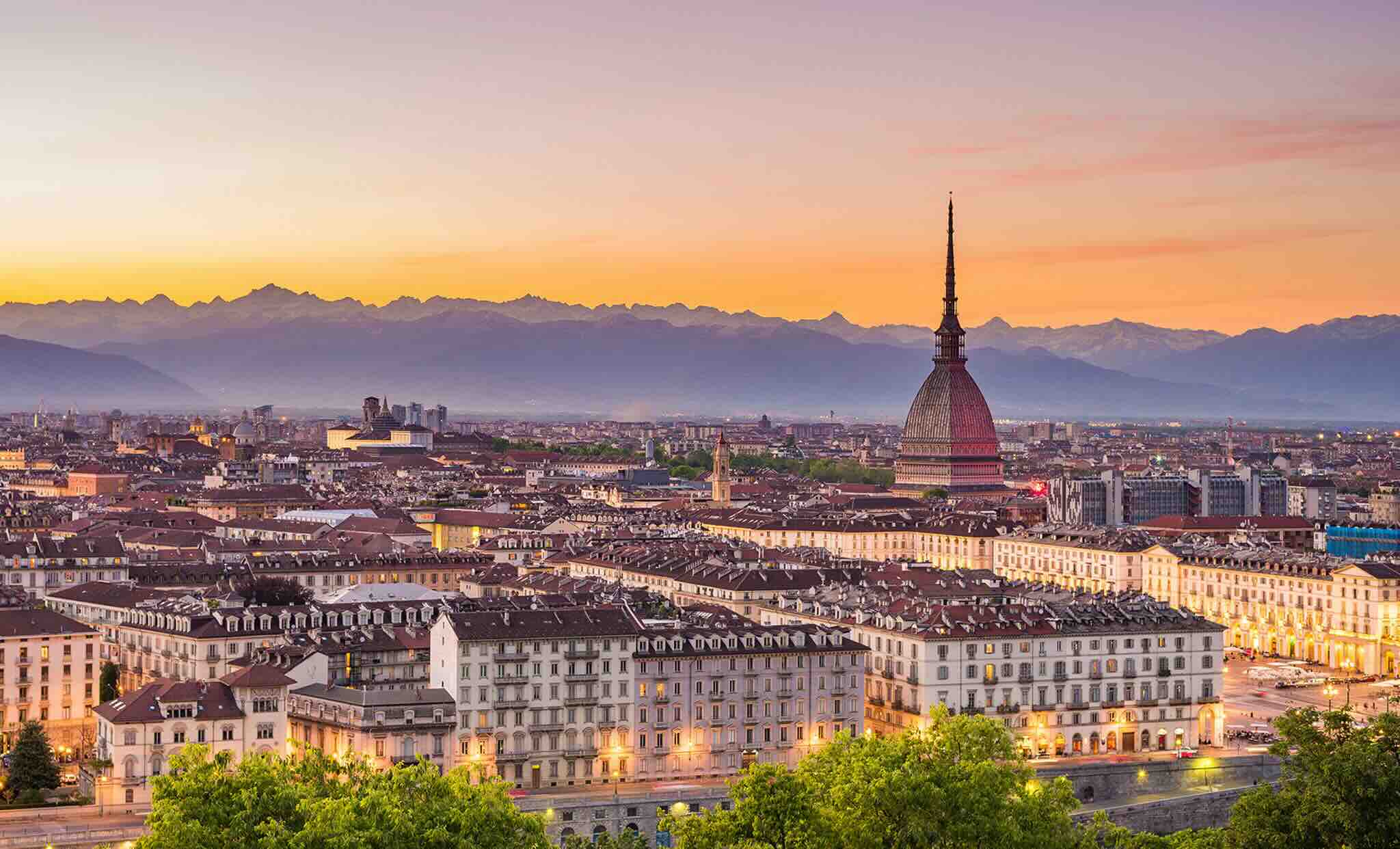 Panorama de Turin et ses montagnes au coucher de soleil
