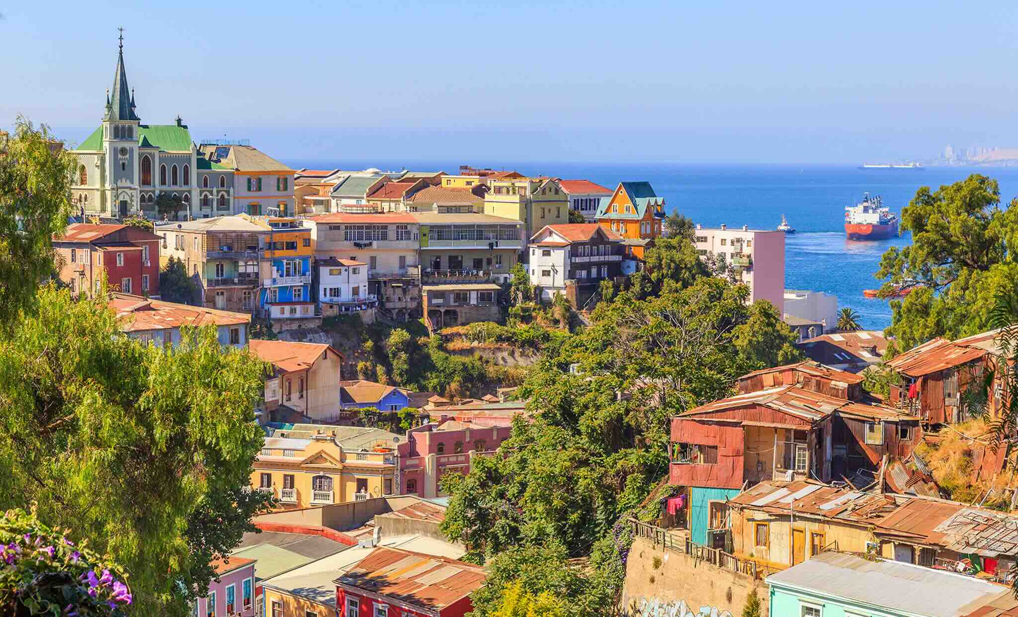 Petit quartier devant la mer à Valparaiso